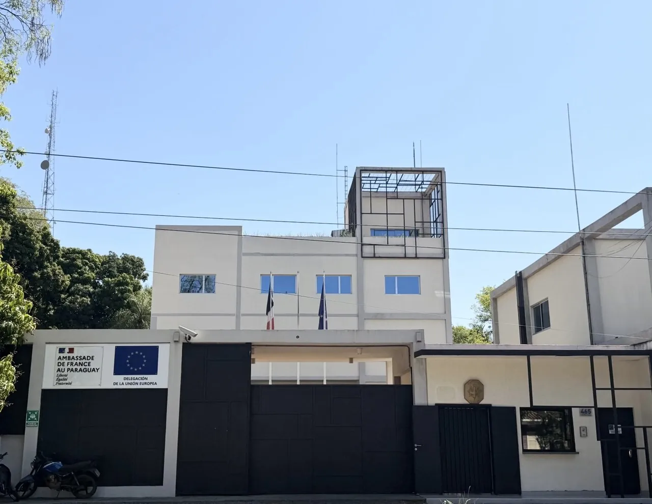 Façade de l'ambassade de France au Paraguay et de la Délégation de l'Union européenne à Asunción, avec les drapeaux français et européen