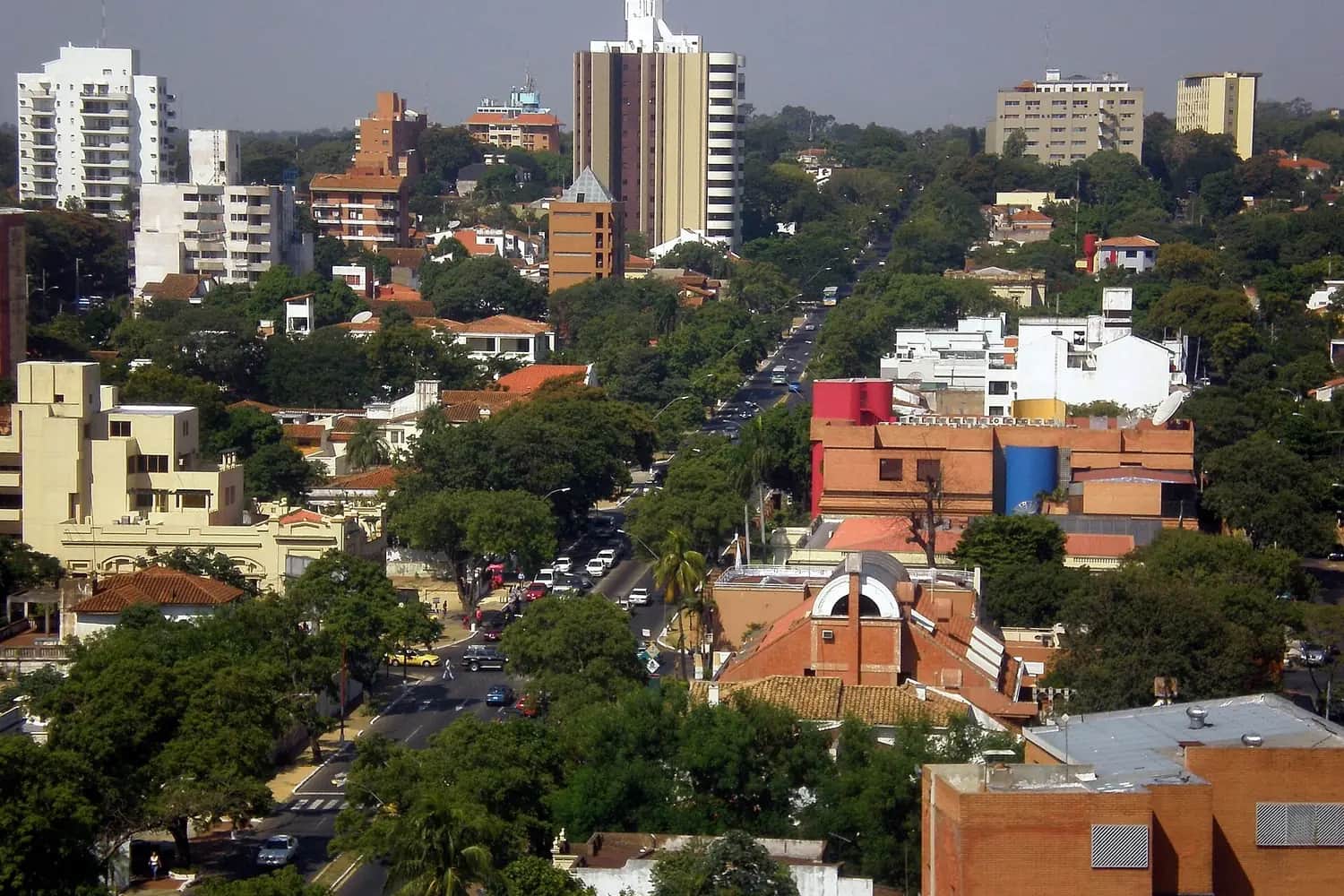 Vue aérienne de l’avenida Mariscal López à Asunción, bordée d’immeubles et d’arbres