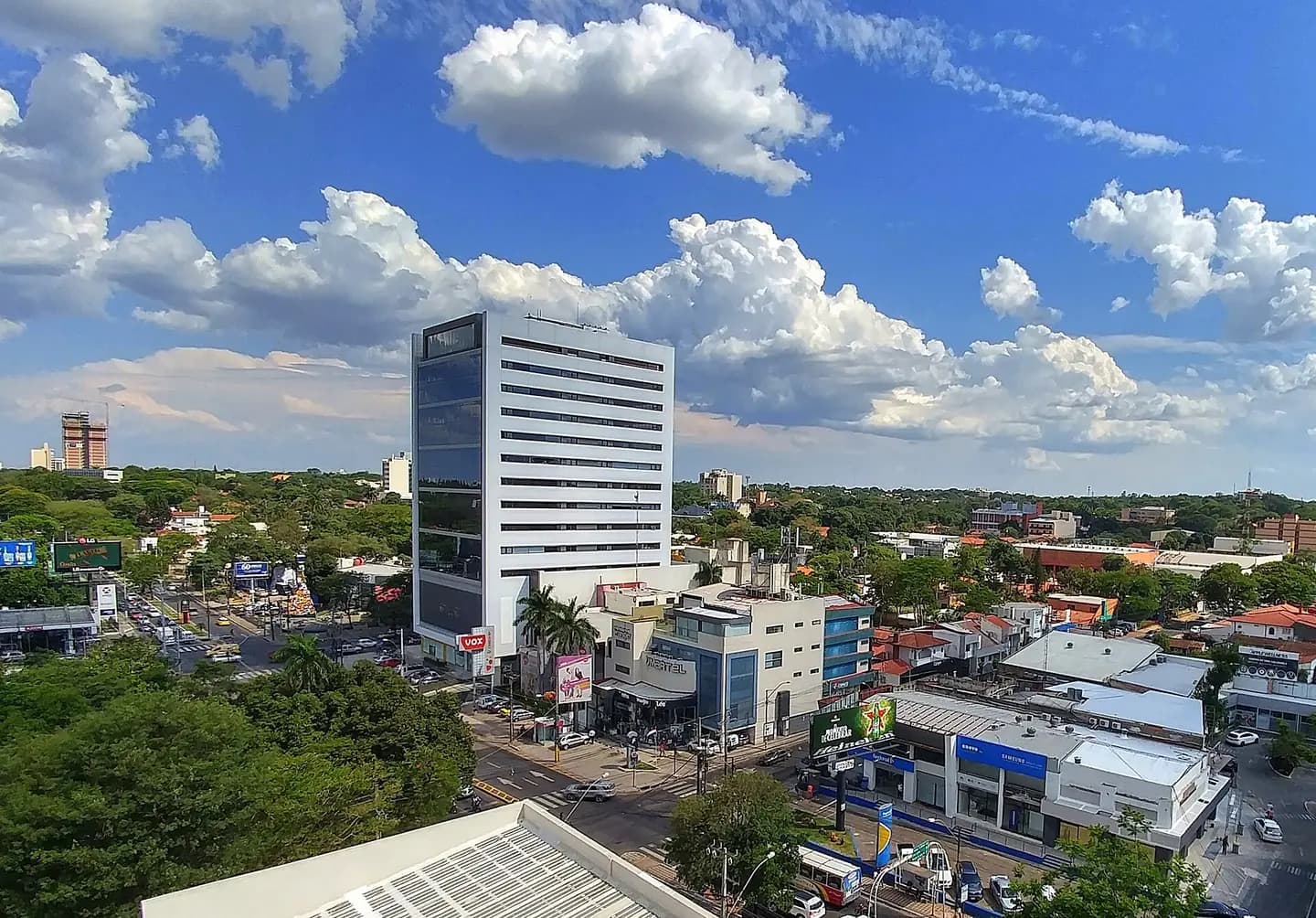 Vue sur le quartier de Villa Morra à Asunción : tour de bureaux, commerces et rues arborées
