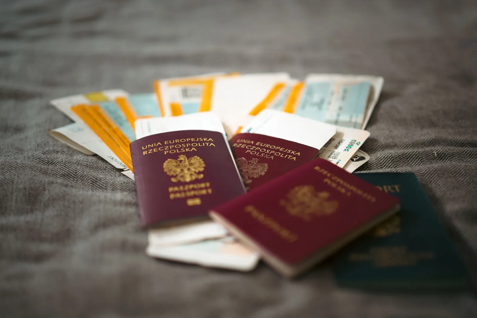 Passeports et billets de transport posés sur une table, documents à préparer avant un départ à l'étranger