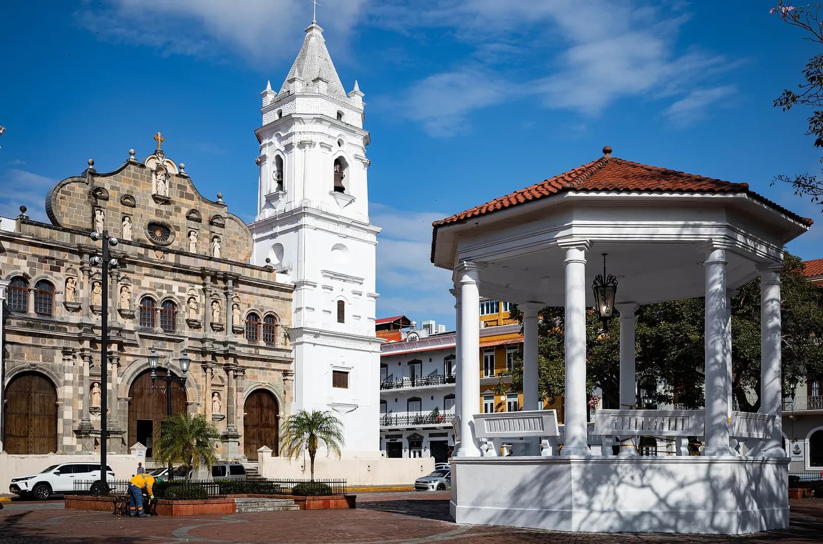 Cathédrale et kiosque de la Plaza de la Catedral, dans le Casco Viejo de Panama City