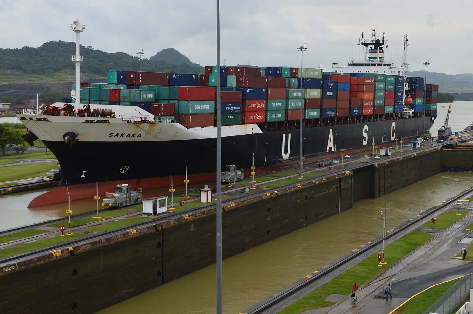Porte-conteneurs dans les écluses de Miraflores, sur le canal de Panama, tiré par des locomotives