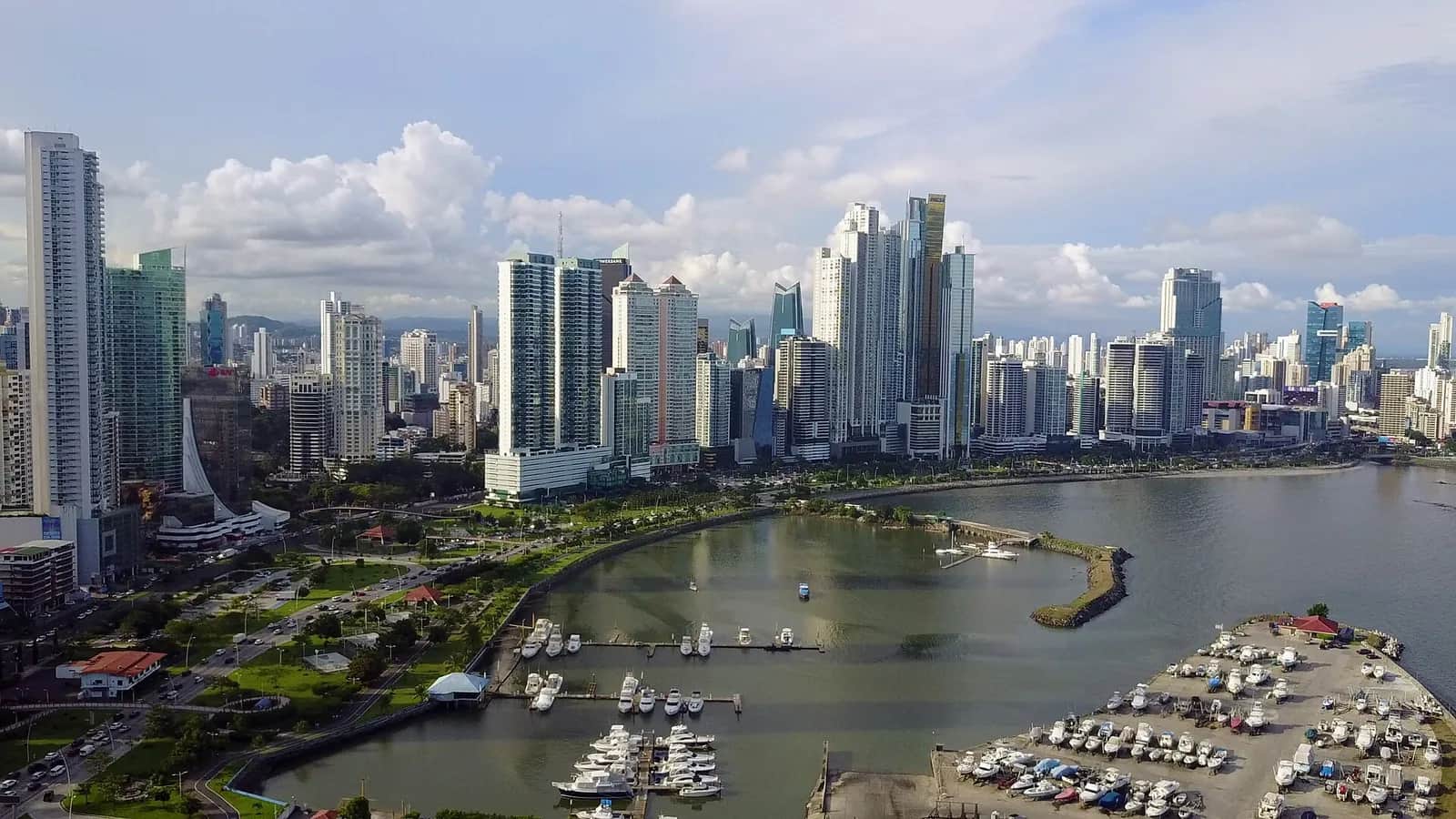 Gratte-ciel du front de mer de Panama City, entre la Cinta Costera et la marina, sous un ciel nuageux