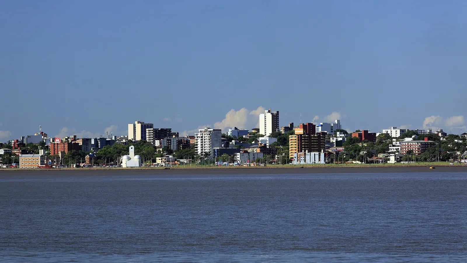 Front de ville d'Encarnación vu depuis le fleuve Paraná, avec l'Avenida Costanera au bord de l'eau