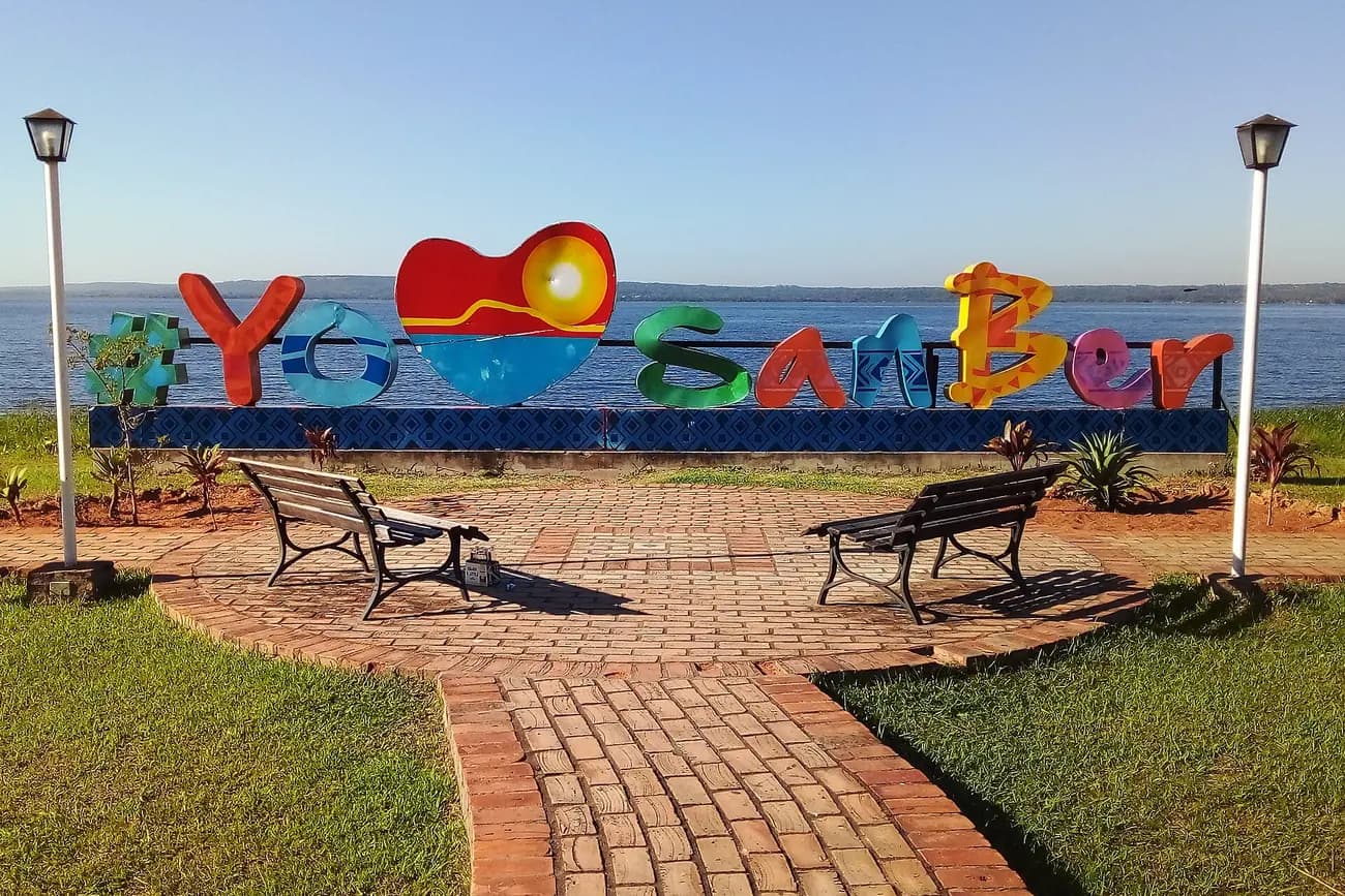 Promenade et bancs face au lac Ypacaraí, avec le lettrage coloré « Yo San Ber », à San Bernardino