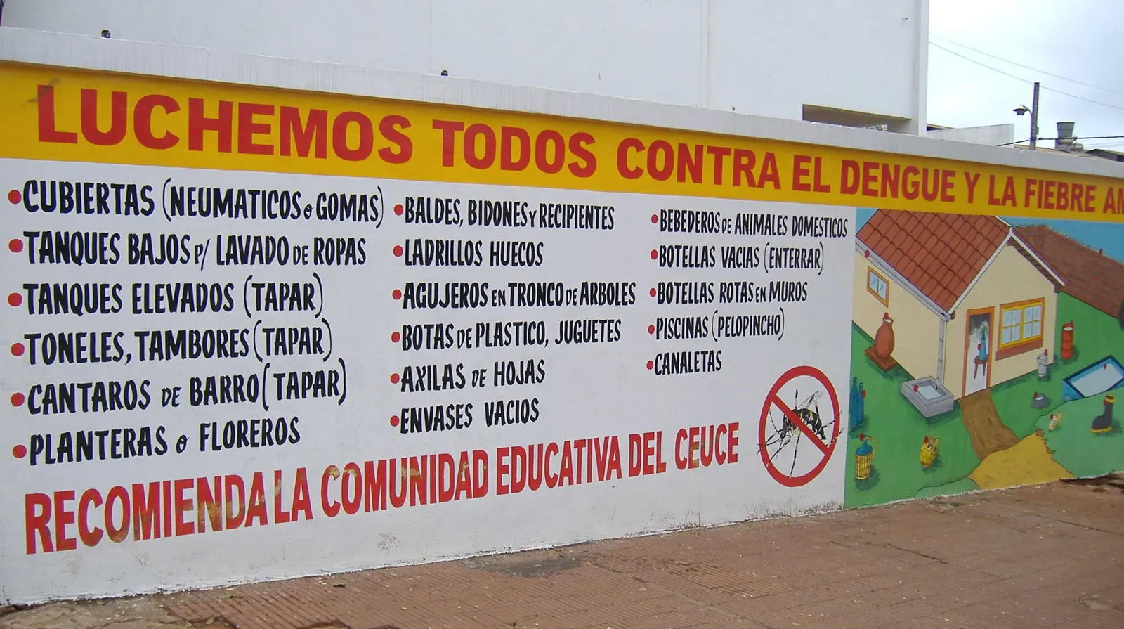 Fresque de prévention contre le dengue et la fièvre jaune à Encarnación, avec la liste des gîtes à moustiques à éliminer