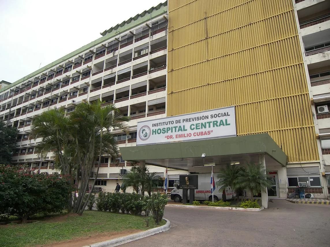Entrée de l'Hospital Central de l'Instituto de Previsión Social « Dr. Emilio Cubas » à Asunción, avec son panneau et une ambulance
