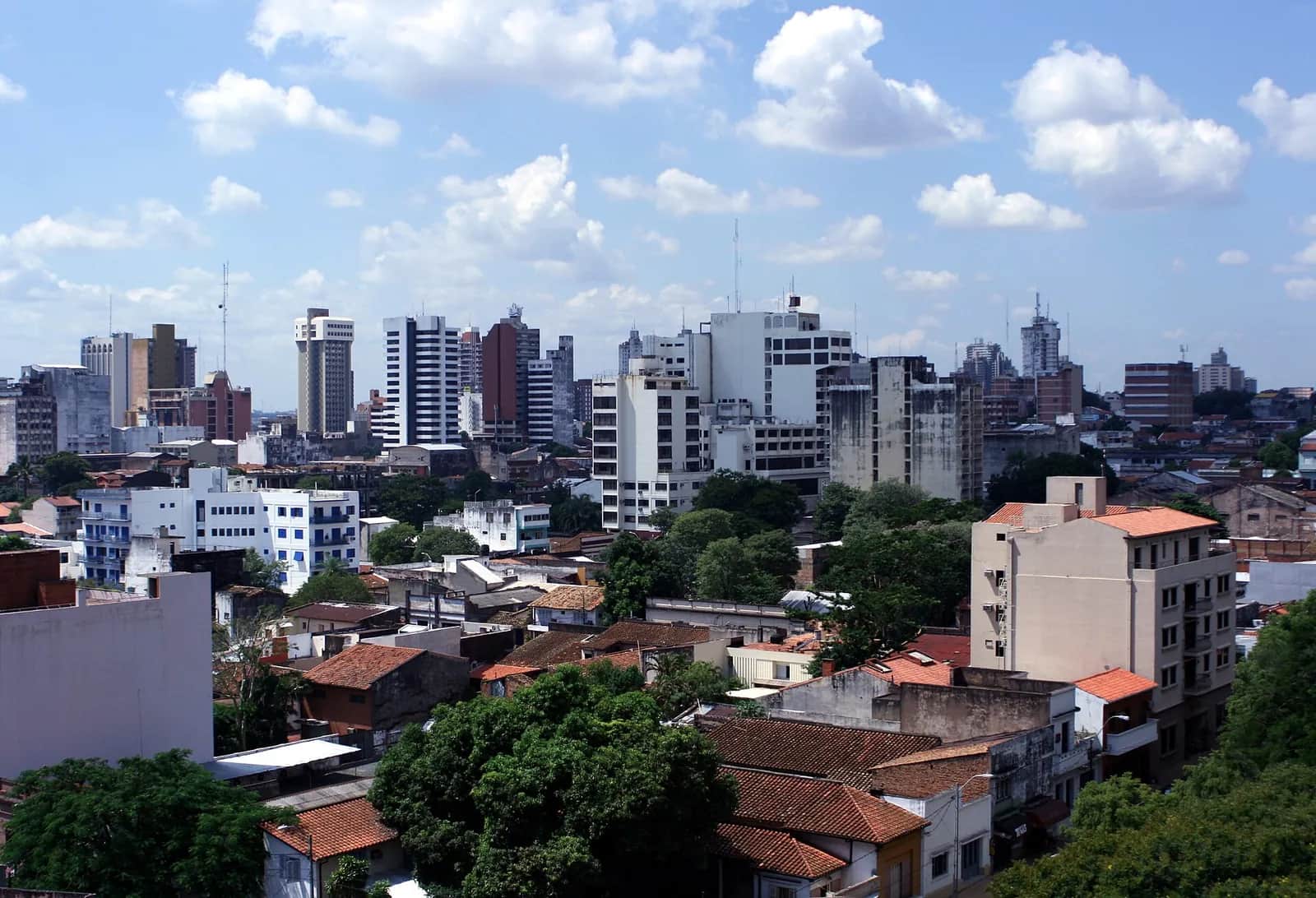 Immeubles de bureaux et tours du centre d'Asunción, au Paraguay, sous un ciel bleu nuageux