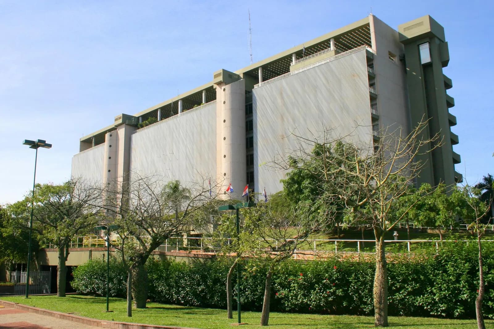 Siège de la Banque centrale du Paraguay à Asunción, façade de béton clair et drapeaux paraguayens