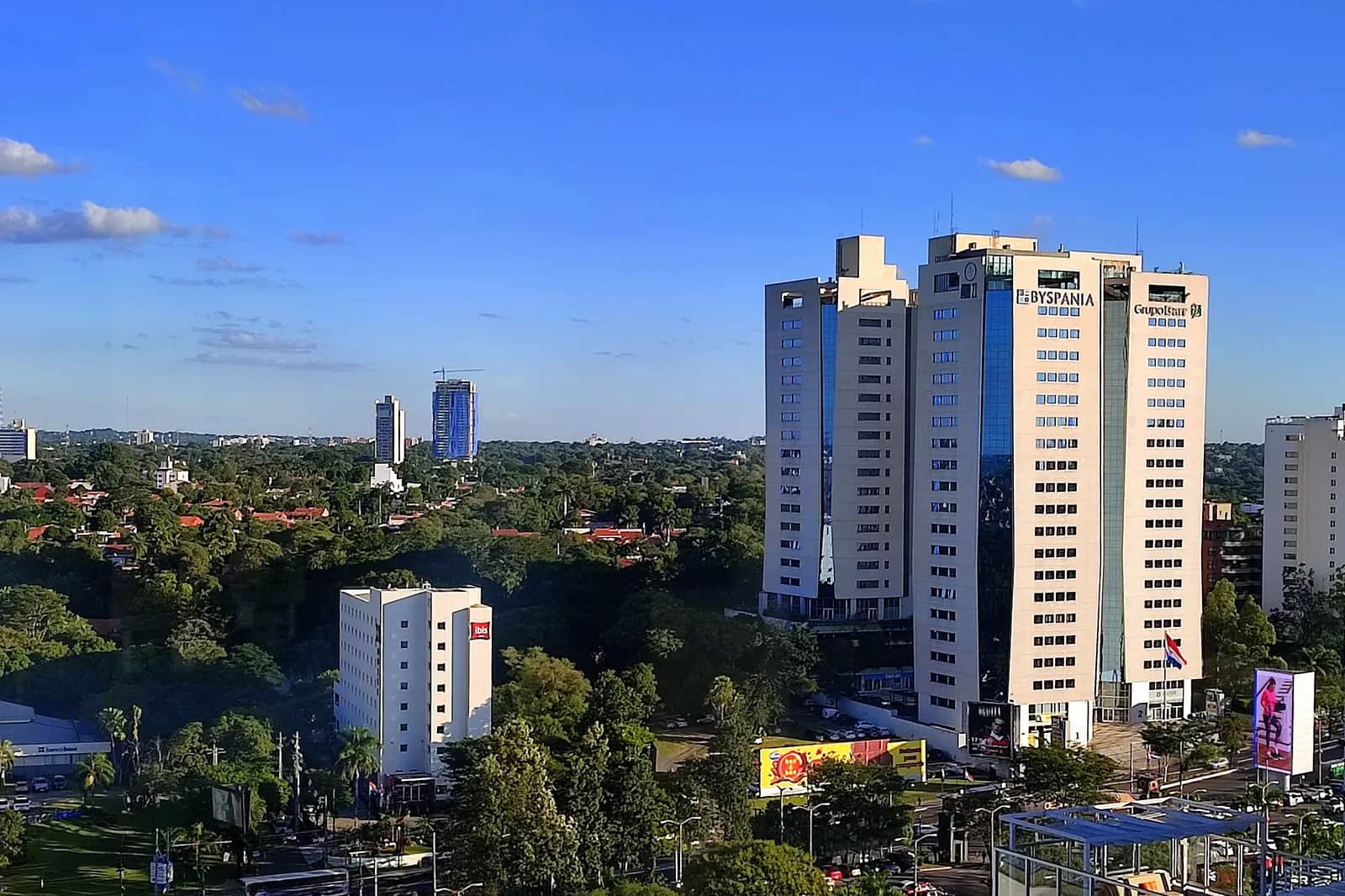 Tours de bureaux du World Trade Center dans le quartier d'affaires d'Asunción, au Paraguay