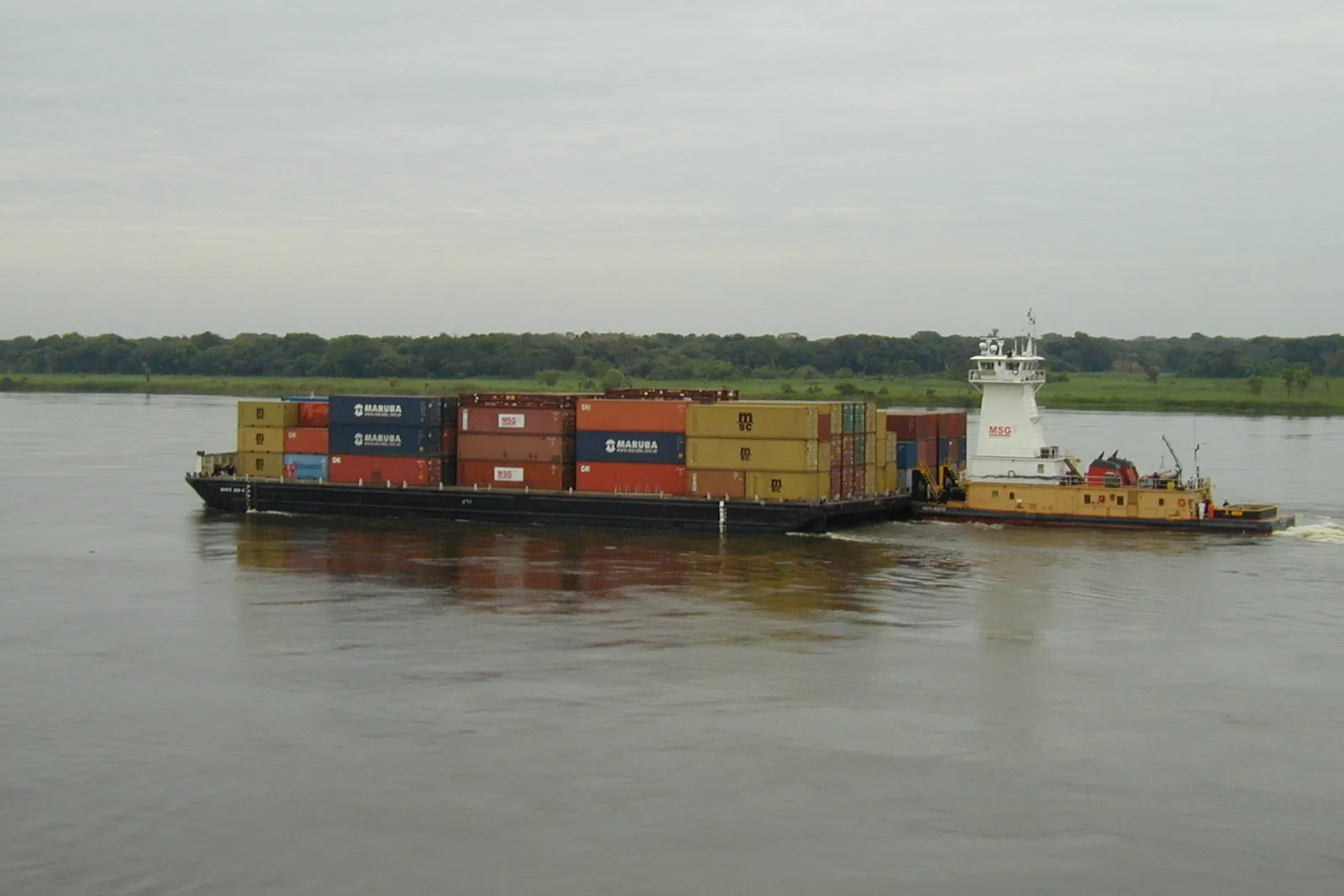 Barge chargée de conteneurs poussée par un remorqueur sur le río Paraguay