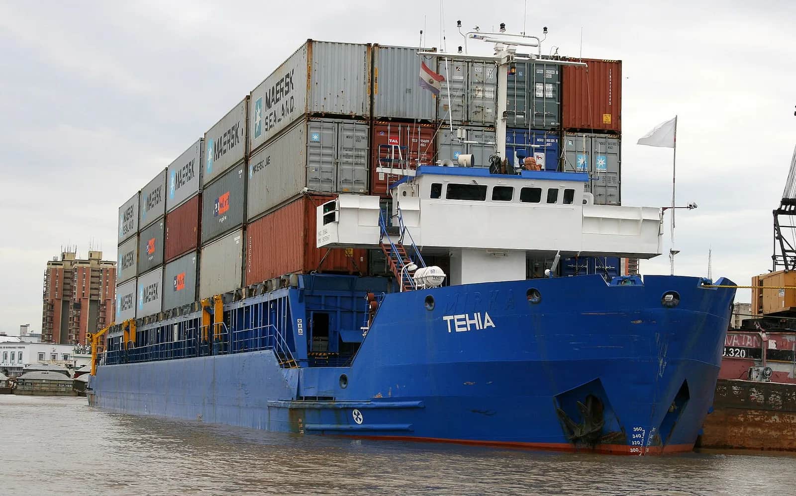 Cargo chargé de conteneurs amarré dans le port d'Asunción, au Paraguay