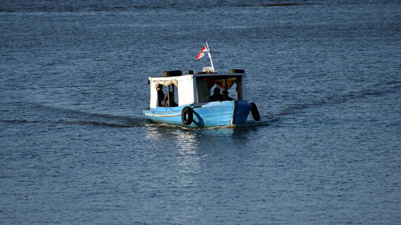 Bateau de passagers bleu et blanc battant pavillon paraguayen sur la baie d’Asunción, dans le río Paraguay