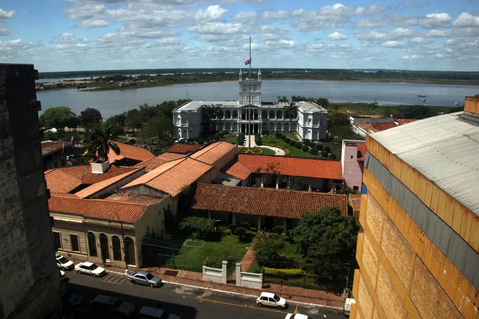Vue aérienne de la Manzana de la Ribera et du Palacio de López à Asunción, avec le río Paraguay en arrière-plan