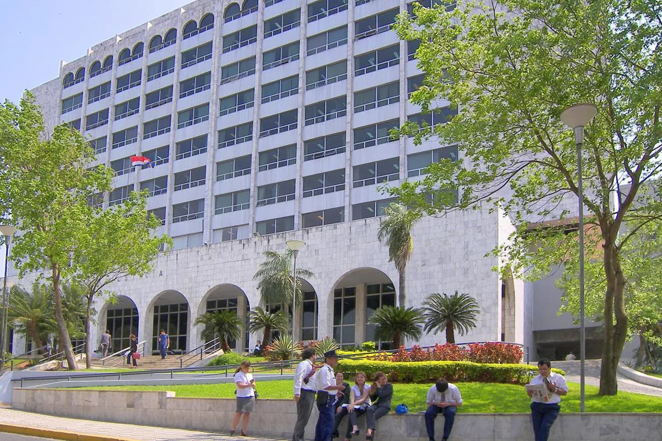 Façade du Palacio de Justicia d'Asunción, siège du Poder Judicial du Paraguay, avec ses arcades de marbre blanc