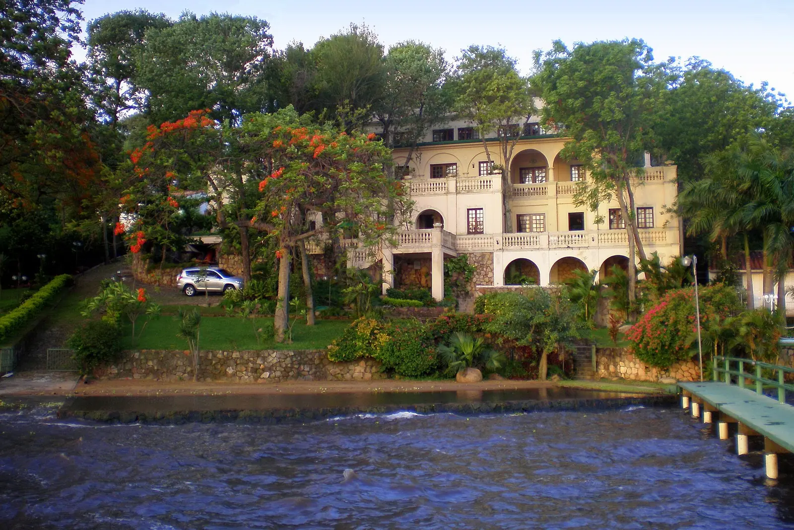 Grande villa à arcades et balcons au bord du lac Ypacaraí, avec jardin et ponton, à San Bernardino, Paraguay