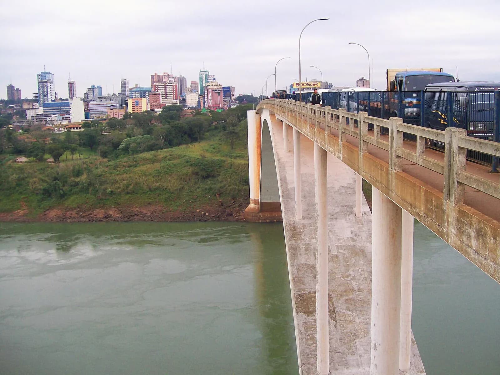 Puente de la Amistad au-dessus du río Paraná, à la frontière entre Ciudad del Este (Paraguay) et Foz do Iguaçu (Brésil)