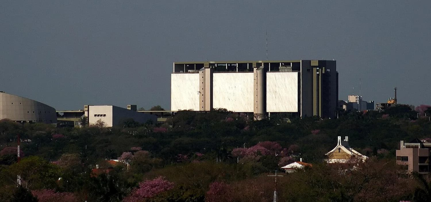 Le siège de la Banque centrale du Paraguay à Asunción, vu de loin au-dessus des arbres