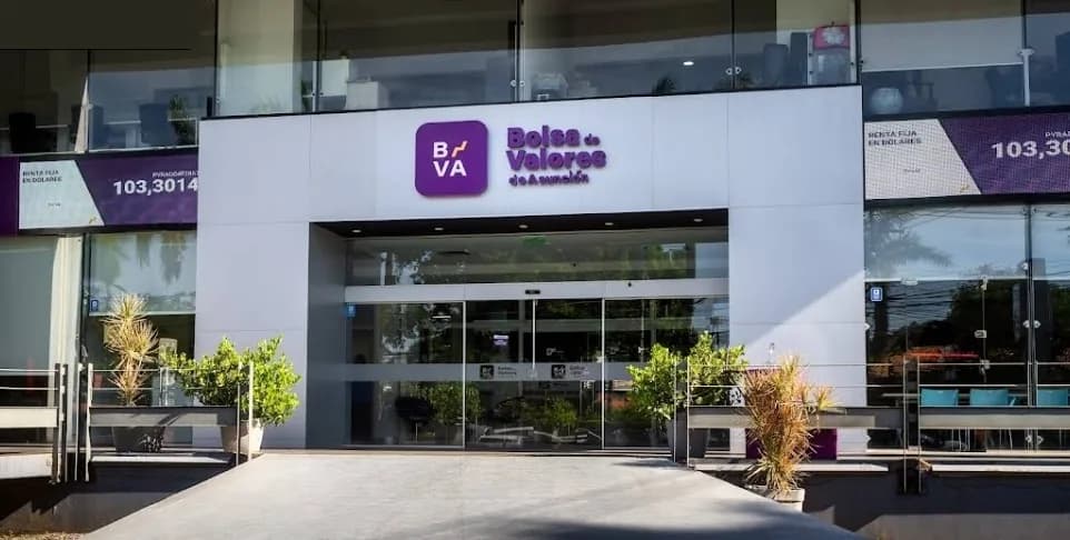 Façade de la Bolsa de Valores de Asunción (BVA) avec son enseigne et des écrans d'affichage de cours