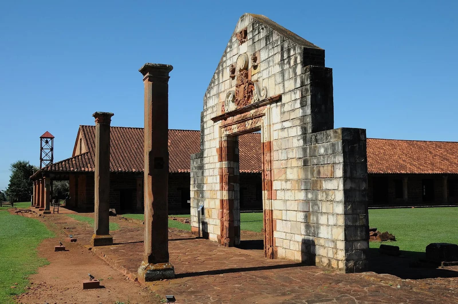 Portail de pierre et colonnes de la mission jésuite de San Cosme y Damián, au Paraguay