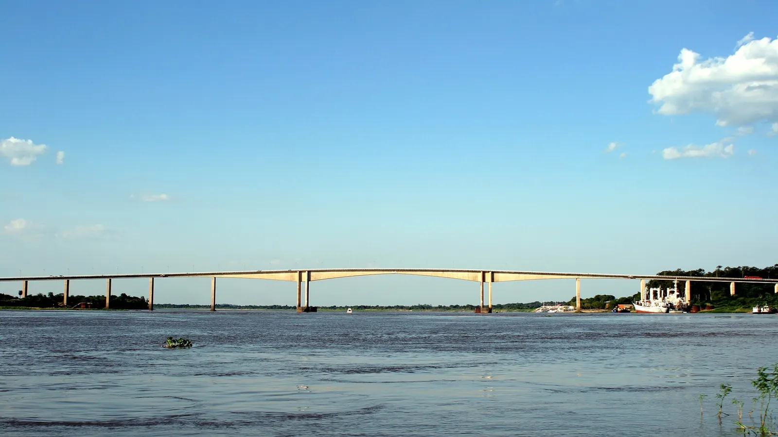 Le Puente Remanso enjambant le río Paraguay entre Asunción et le Chaco, vu depuis la rive
