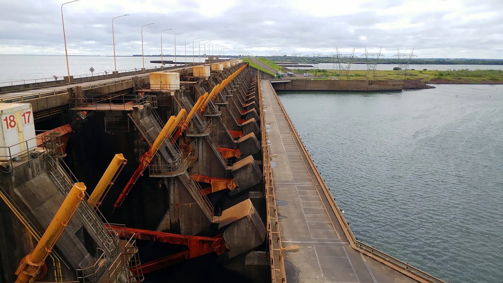 Le barrage de Yacyretá sur le Paraná, avec sa crête, son déversoir et le réservoir