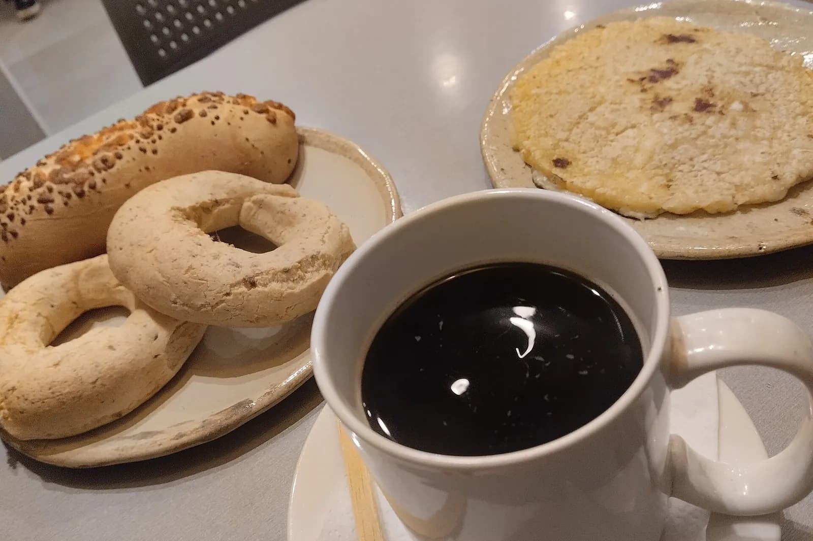 Goûter paraguayen : tasse de cocido quemado, chipas argolla et galette de mbejú