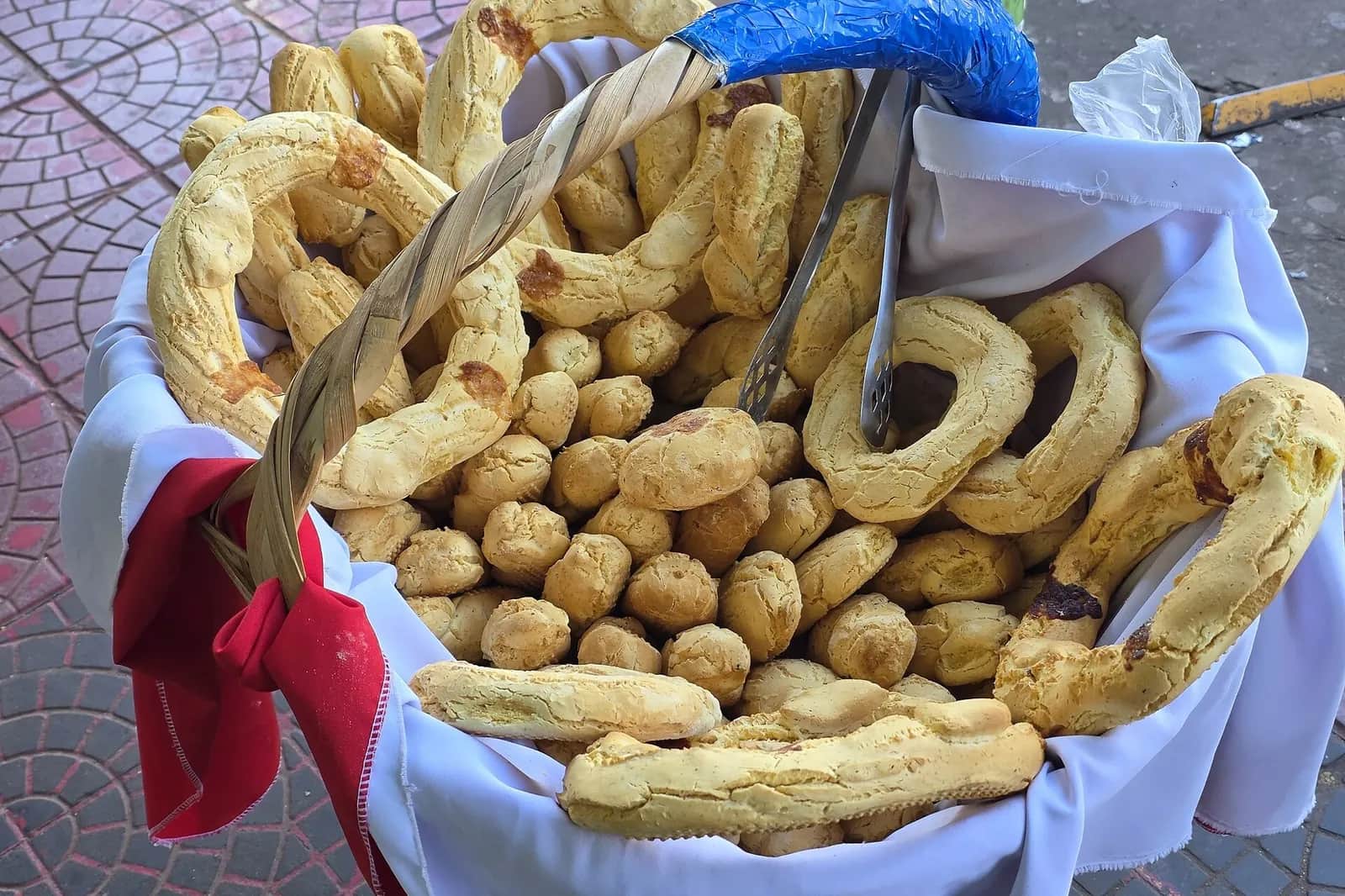 Corbeille de chipas (anneaux, bâtons et petites boules) proposée par un vendeur ambulant dans le centre commercial d'Encarnación, Paraguay