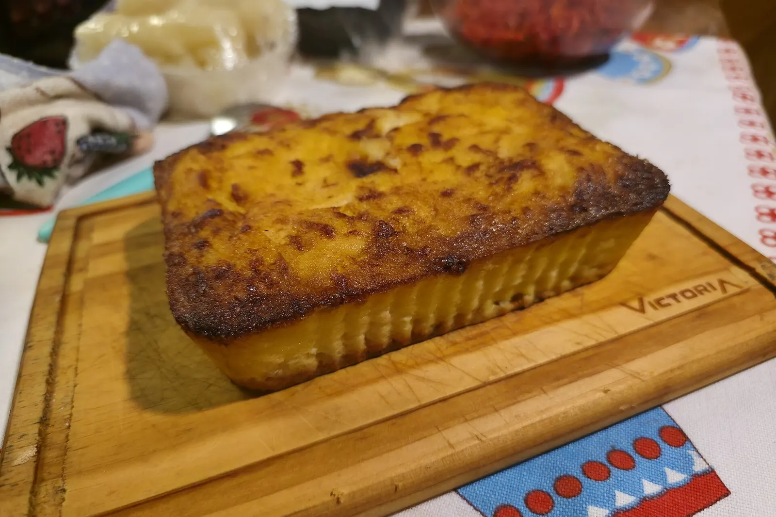 Sopa paraguaya, gâteau salé de maïs et de fromage doré au four, posé sur une planche en bois