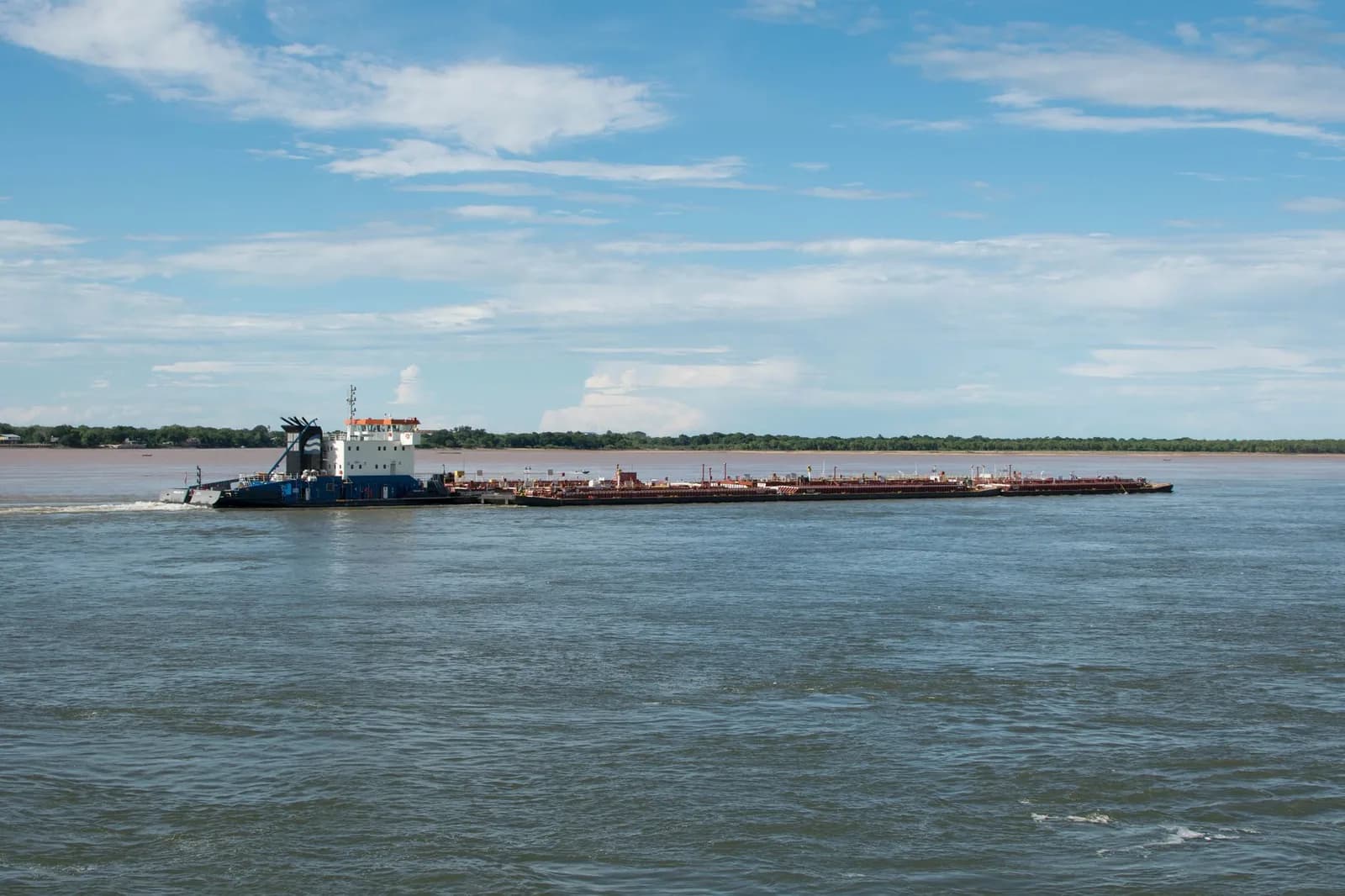 Barge de fret sur le fleuve Paraná à Corrientes, sur la voie navigable de la hidrovía