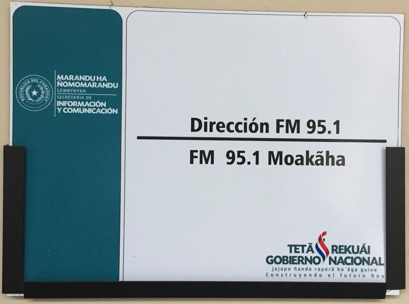 Panneau bilingue espagnol-guarani de la Secretaría de Información y Comunicación à la Radio Nacional del Paraguay : Dirección FM 95.1 et FM 95.1 Moakãha