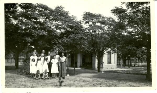 Photo d'archive de 1935 : la famille Toews devant sa maison à Waldheim, colonie Menno, Chaco