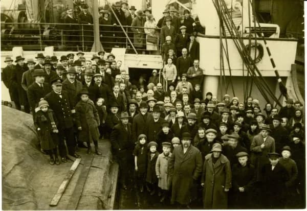 Photo d'archive : familles mennonites germano-russes embarquées à bord du paquebot Bayern pour le Paraguay