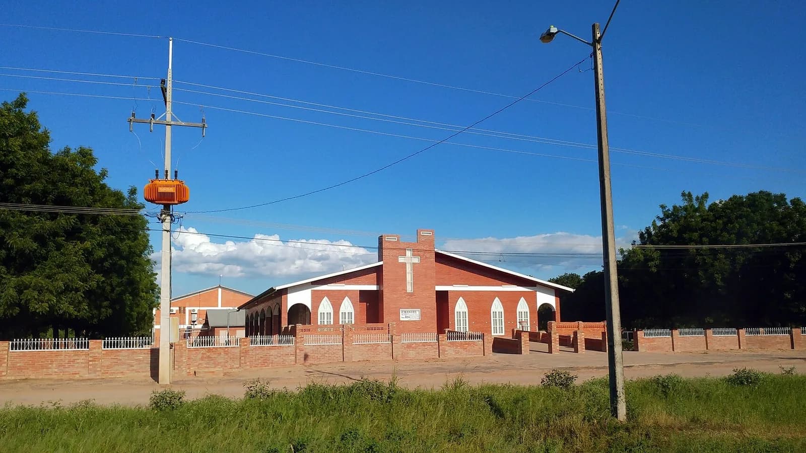 Église mennonite en briques rouges à Loma Plata, colonie Menno, Chaco