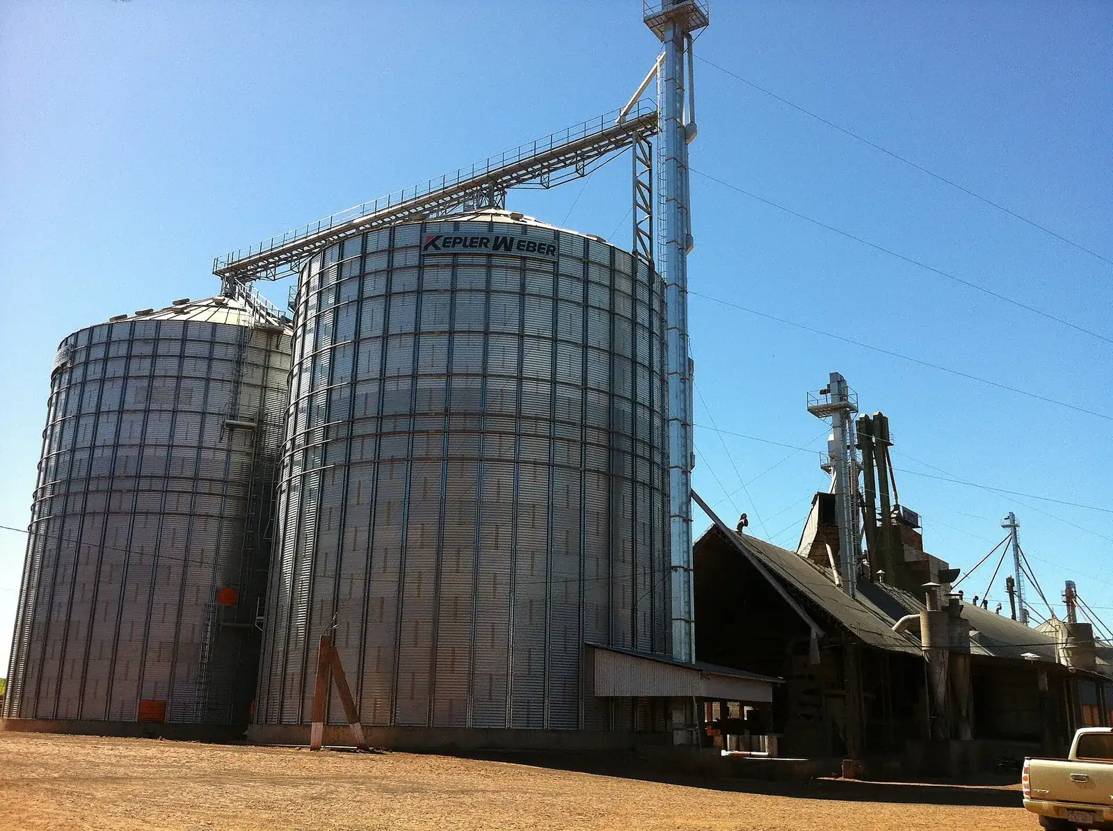 Silos à grains de la coopérative agricole Sommerfeld à Campo 5, colonie mennonite de la Région orientale (Caaguazú)