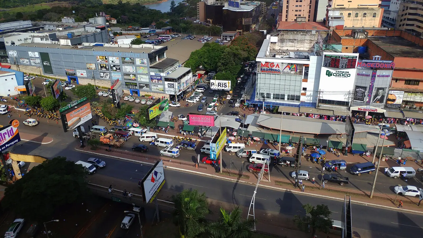 Vue aérienne du centre commerçant de Ciudad del Este, avec ses galeries marchandes, ses étals de rue et des enseignes de cambio