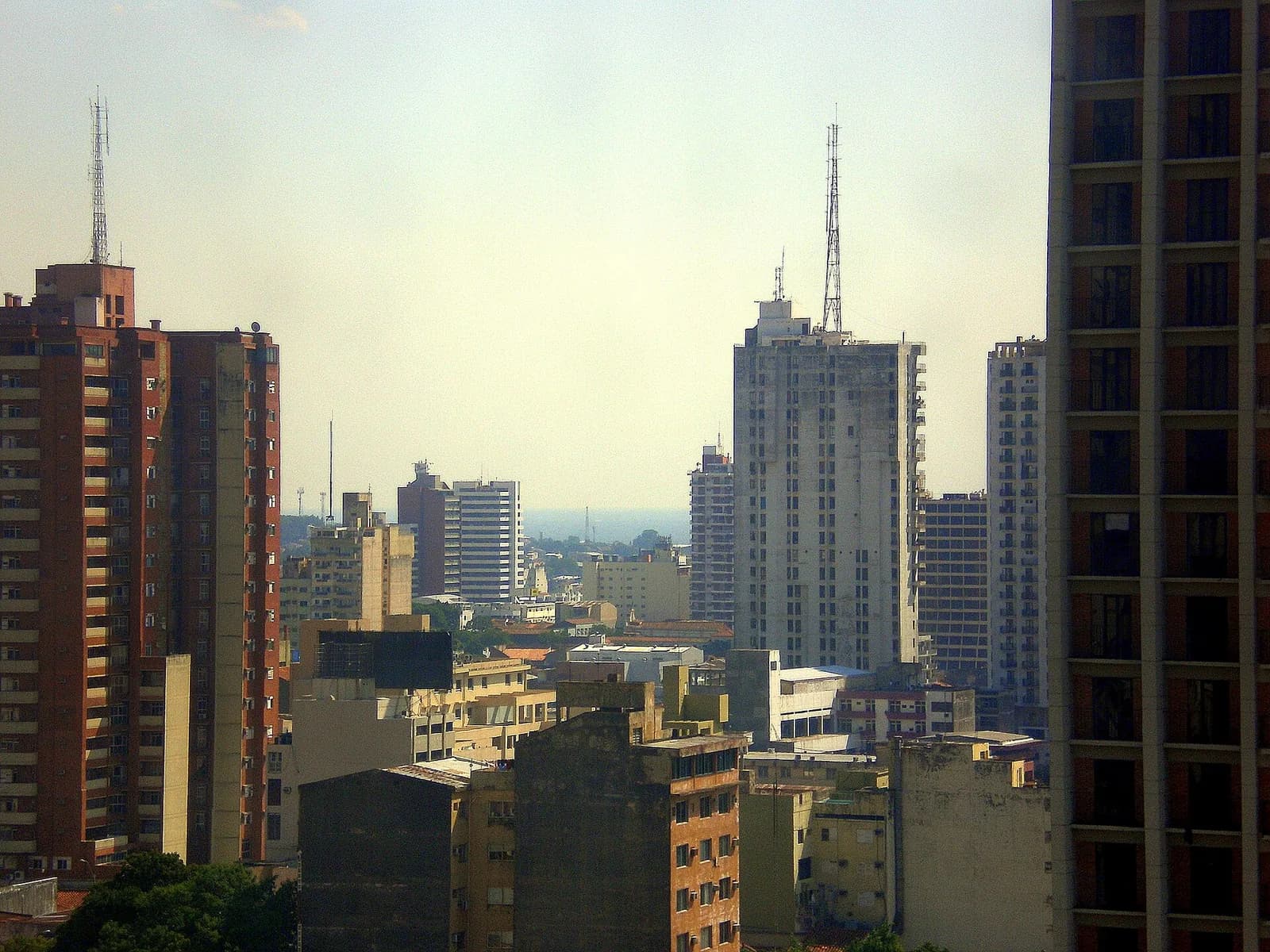 Vue du centre-ville d’Asunción, capitale du Paraguay, avec ses immeubles