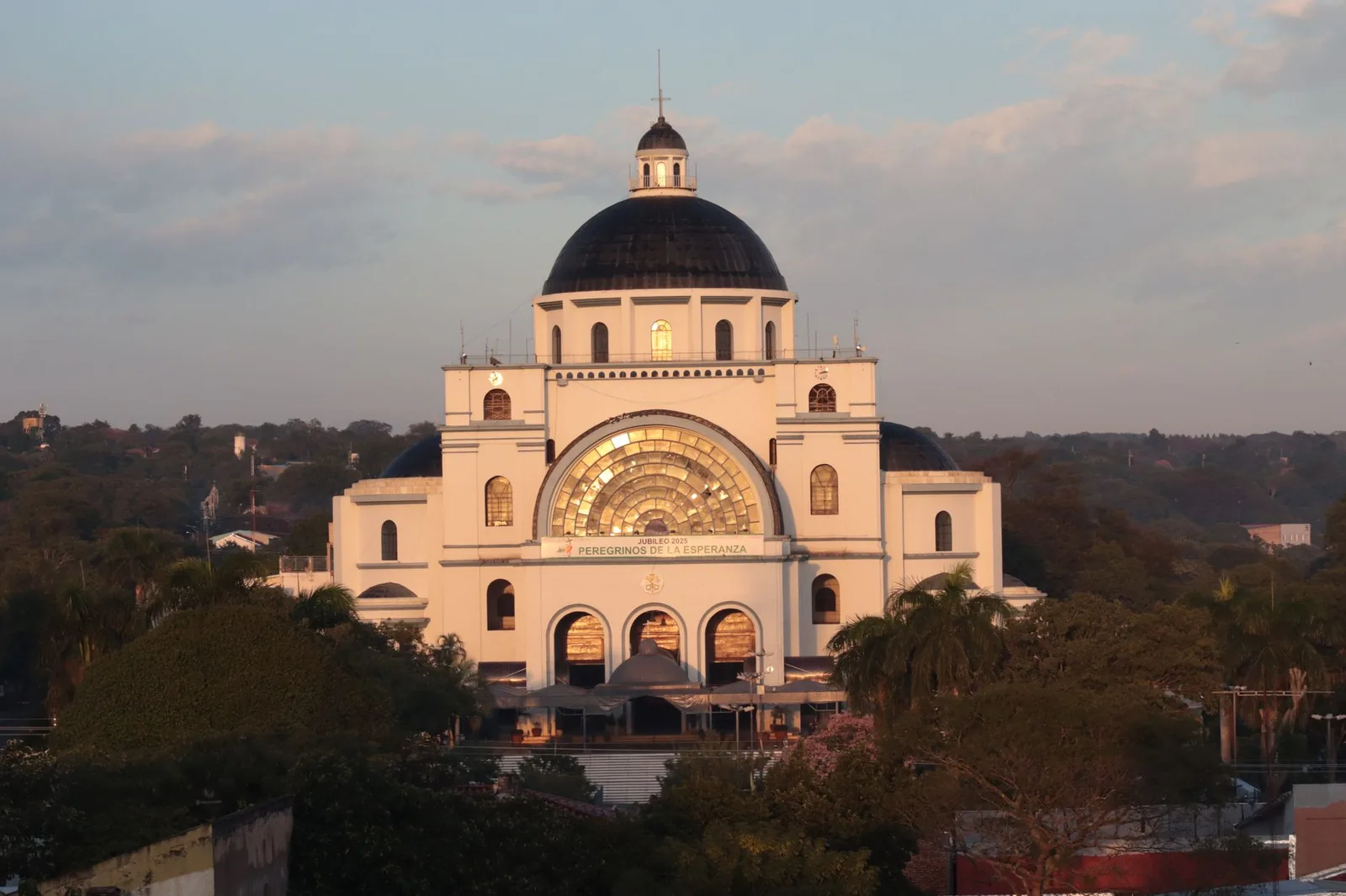 Basilique Notre-Dame de Caacupé au coucher du soleil, au Paraguay