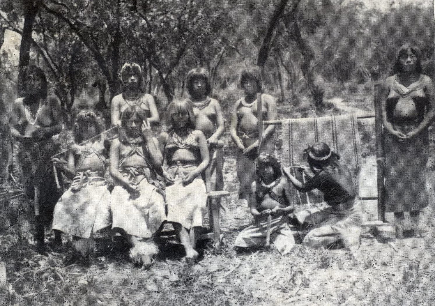 Photographie d’archive de femmes enxet filant la laine dans le Chaco paraguayen, au début du XXe siècle