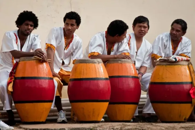Tambourinaires de la communauté afro-paraguayenne de Kamba Cuá avec leurs tambours