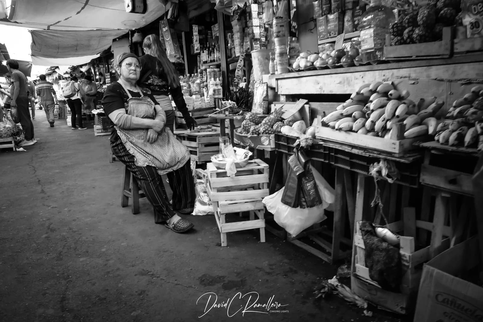Allée d’étals au Mercado 4 d’Asunción, en noir et blanc