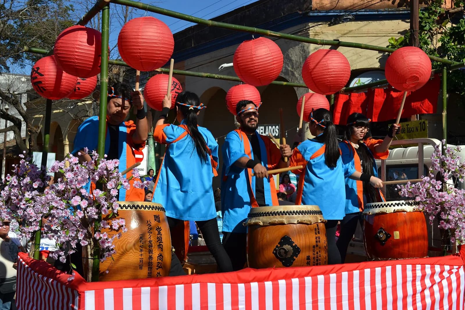 Joueurs de tambours taiko lors d’un défilé de la communauté nikkei à Itauguá, au Paraguay