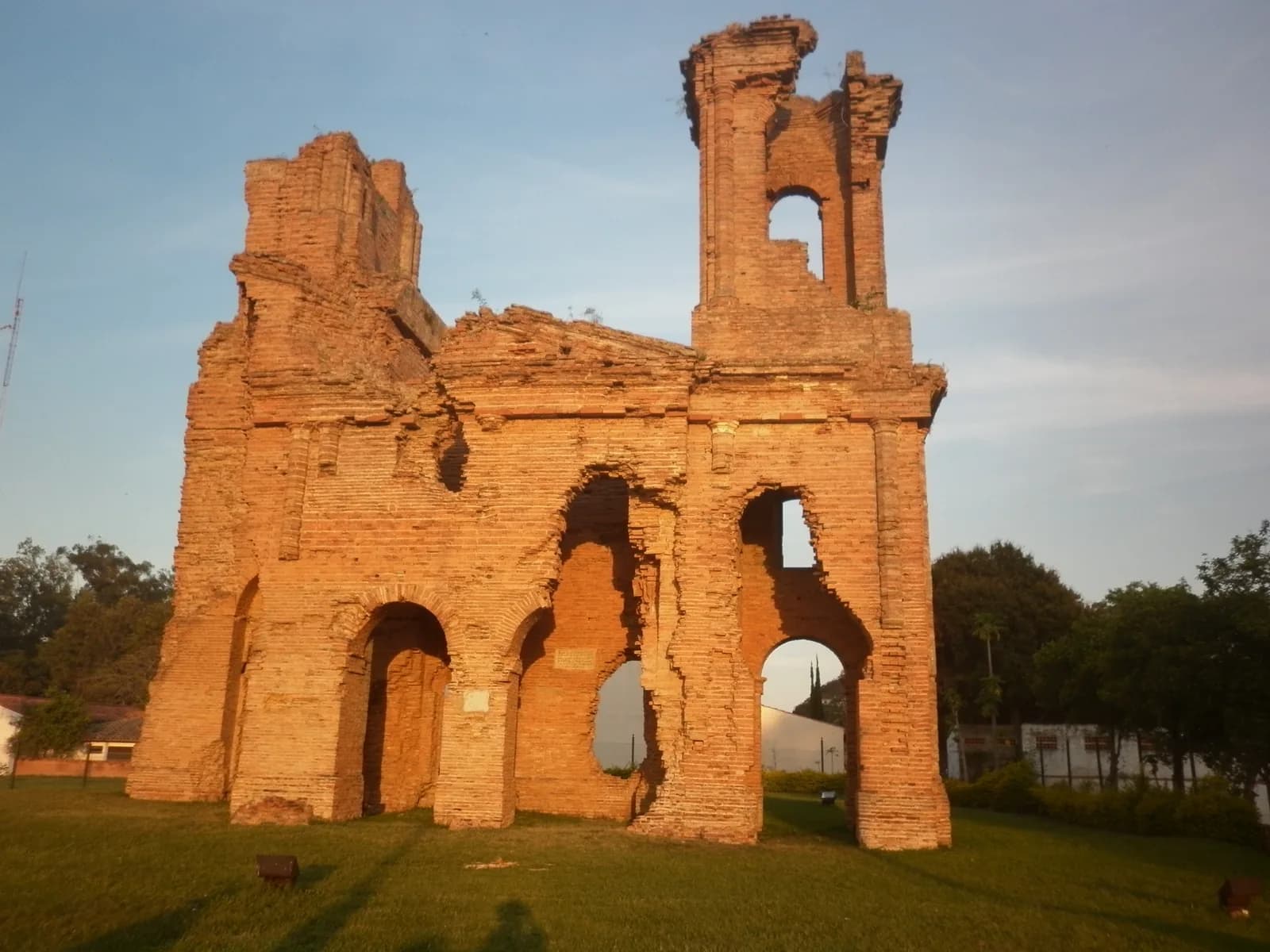 Ruines de brique de l’église San Carlos Borromeo à Humaitá, détruite pendant la guerre de la Triple-Alliance