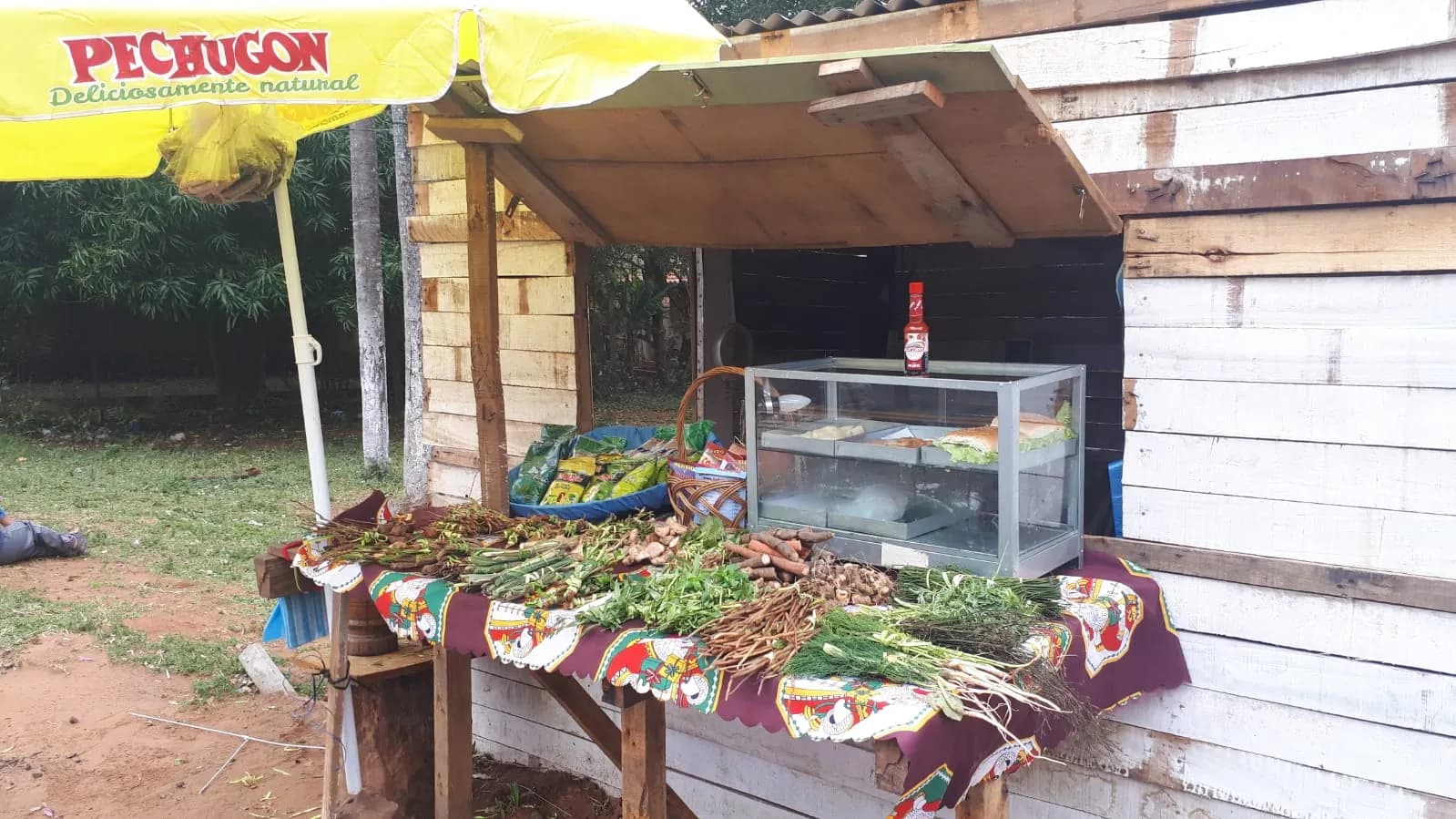 Étal de yuyos (herbes et racines) pour le tereré, avec sachets de mélange, au Paraguay