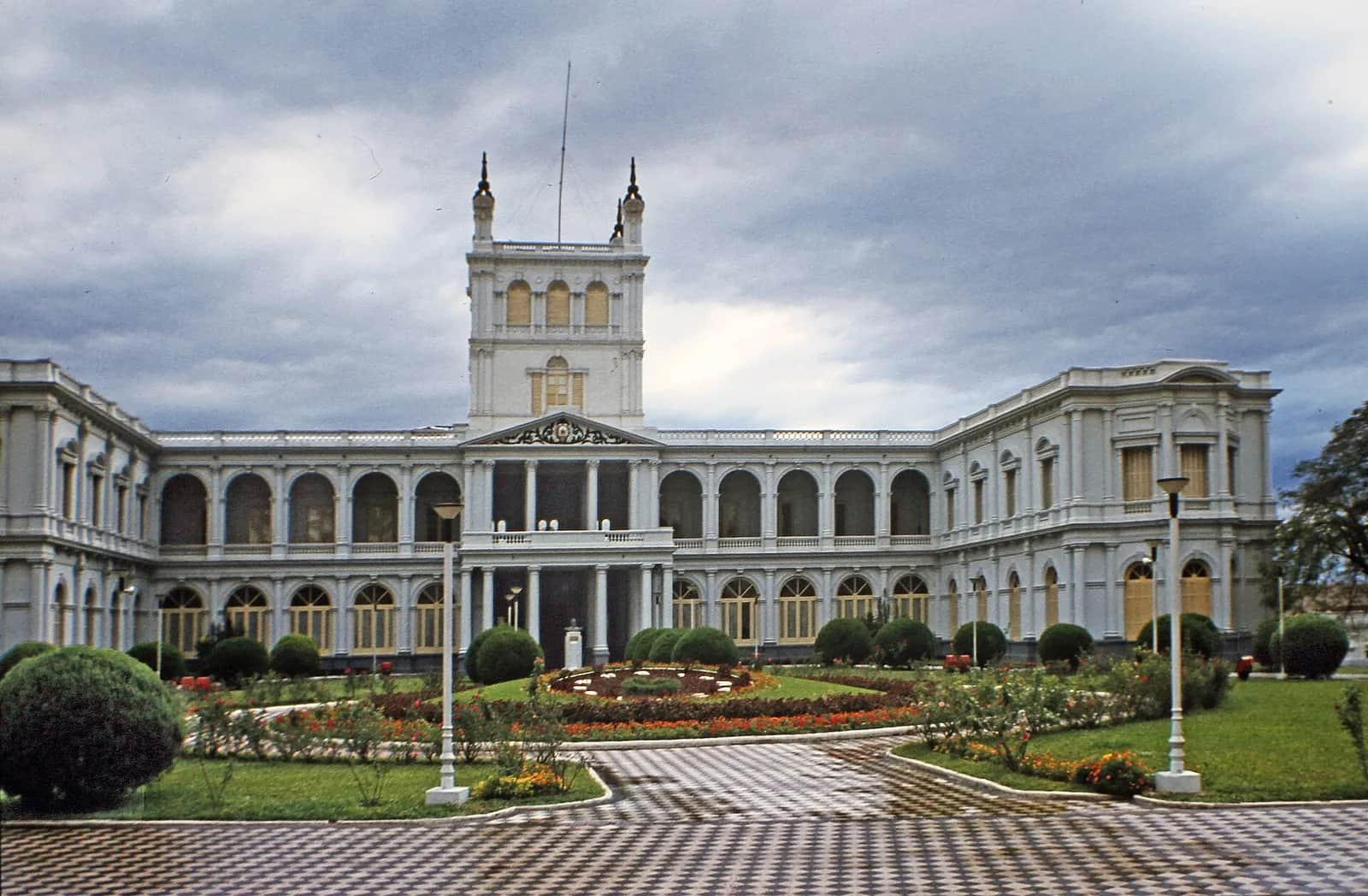 Façade du Palacio de los López et ses jardins à Asunción, Paraguay