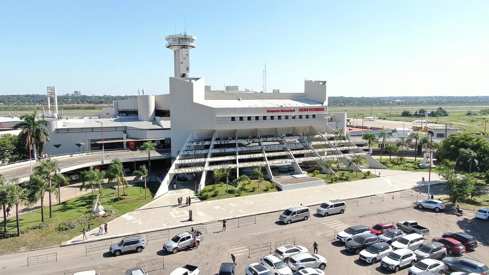 Façade et tour de contrôle de l'aéroport international Silvio Pettirossi, à Luque près d'Asunción