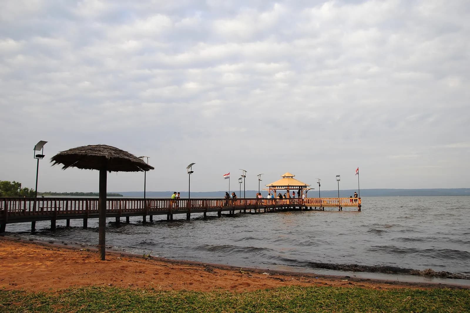 Ponton et plage du lac Ypacaraí à Areguá, près d’Asunción