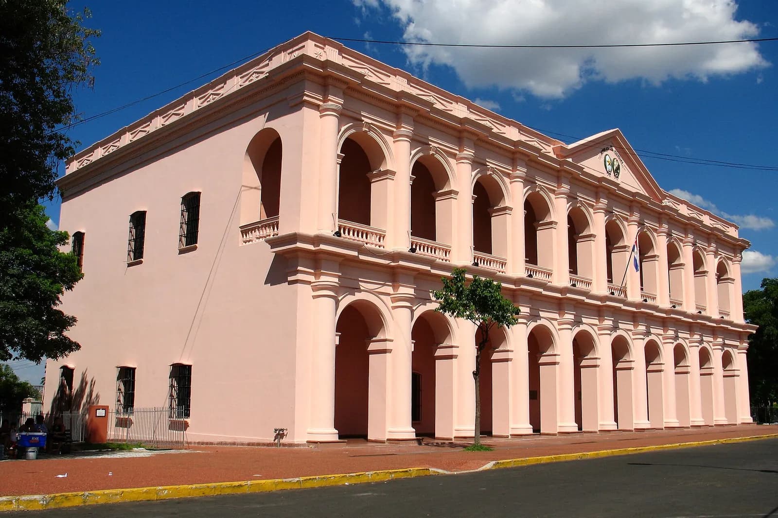 Façade rose à arcades du Cabildo (Centro Cultural de la République El Cabildo), Asunción