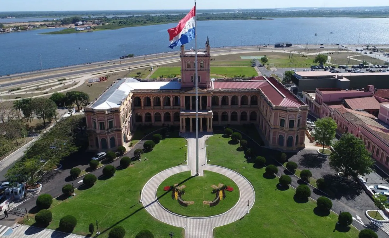 Vue aérienne du Palacio de los López à Asunción, avec le jardin et le río Paraguay en arrière-plan