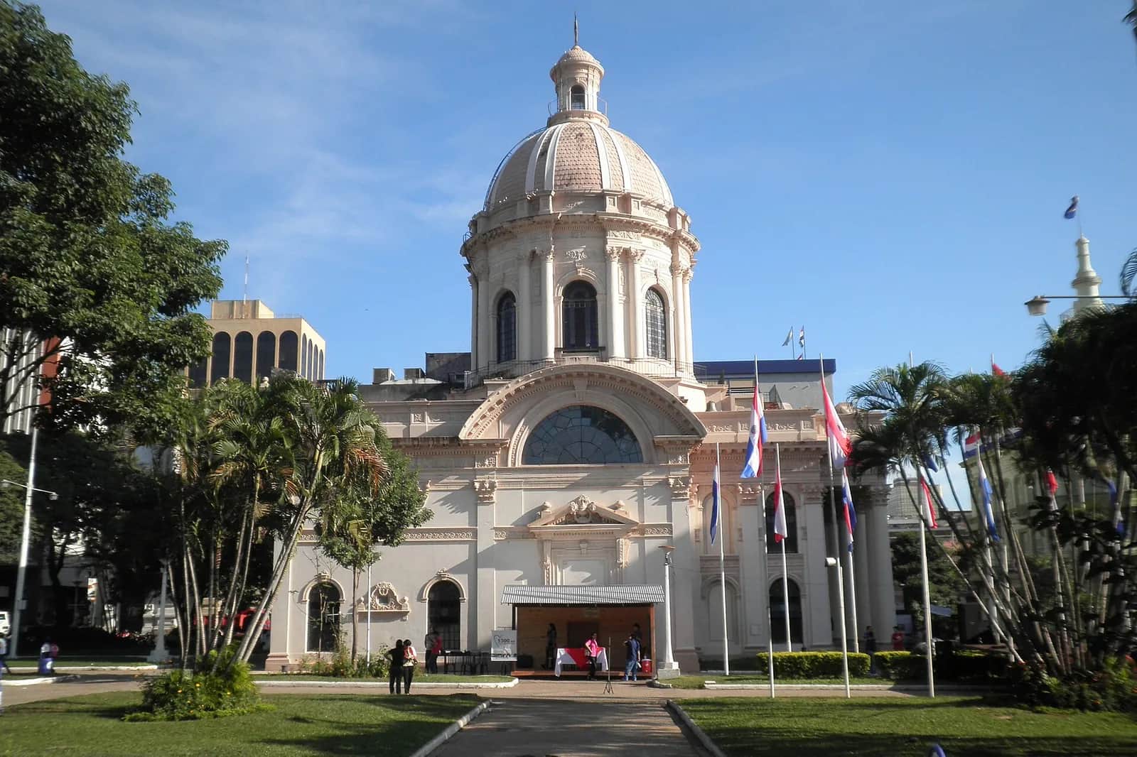 Façade du Panthéon national des Héros à Asunción, avec sa coupole et les drapeaux paraguayens